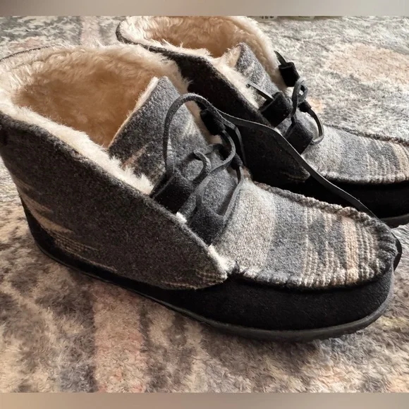 Minnetonka Gray and Black Wool-Lined Boots - Picture 1 of 4